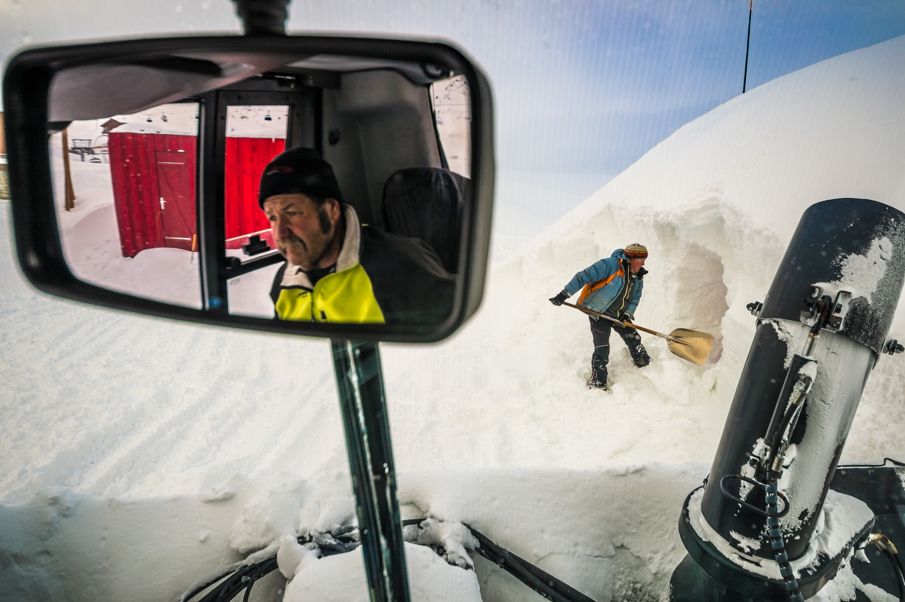 France, Auvergne-Rhône-Alpes, vallée de la Tarentaise, massif de la Vanoise, station de sports d'hiver Arcs 2000, la neige artificielle, plus dense que la neige naturelle, est utilisée pour la construction du village-igloo, d'abord rassemblée, projetée puis modelée à la dameuse, saison hivernale 2017-2018 // France, Auvergne-Rhône-Alpes, Tarentaise valley, Vanoise massif, Arcs 2000 ski resort, artificial snow, denser than natural snow, is used for the construction of the village-igloo, first collected, projected then modeled with the snow groomer, winter season 2017-2018