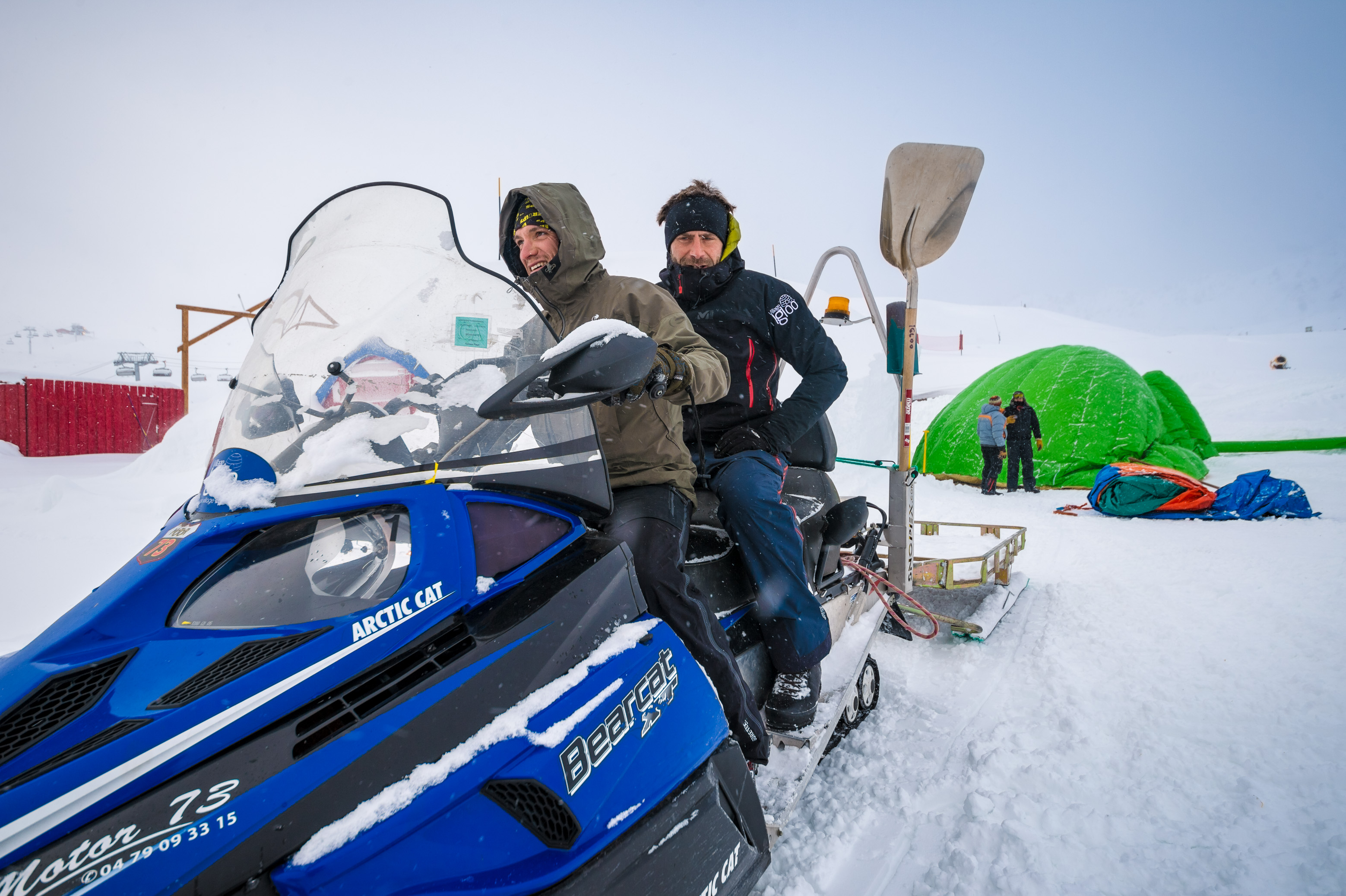 France, Auvergne-Rhône-Alpes, vallée de la Tarentaise, massif de la Vanoise, station de sports d'hiver Arcs 2000, Sébastien REYNAUD et Damien VILPOUX amènent les structures gonflables préfigurant les volumes du village-igloo en motoneige, lors de la saison hivernale 2017-2018 // France, Auvergne-Rhône-Alpes, Tarentaise valley, Vanoise massif, Arcs 2000 ski resort, Sébastien REYNAUD and Damien VILPOUX bring the inflatable structures prefiguring the Igloo village volumes, by snowmobile, during the winter season 2017-2018