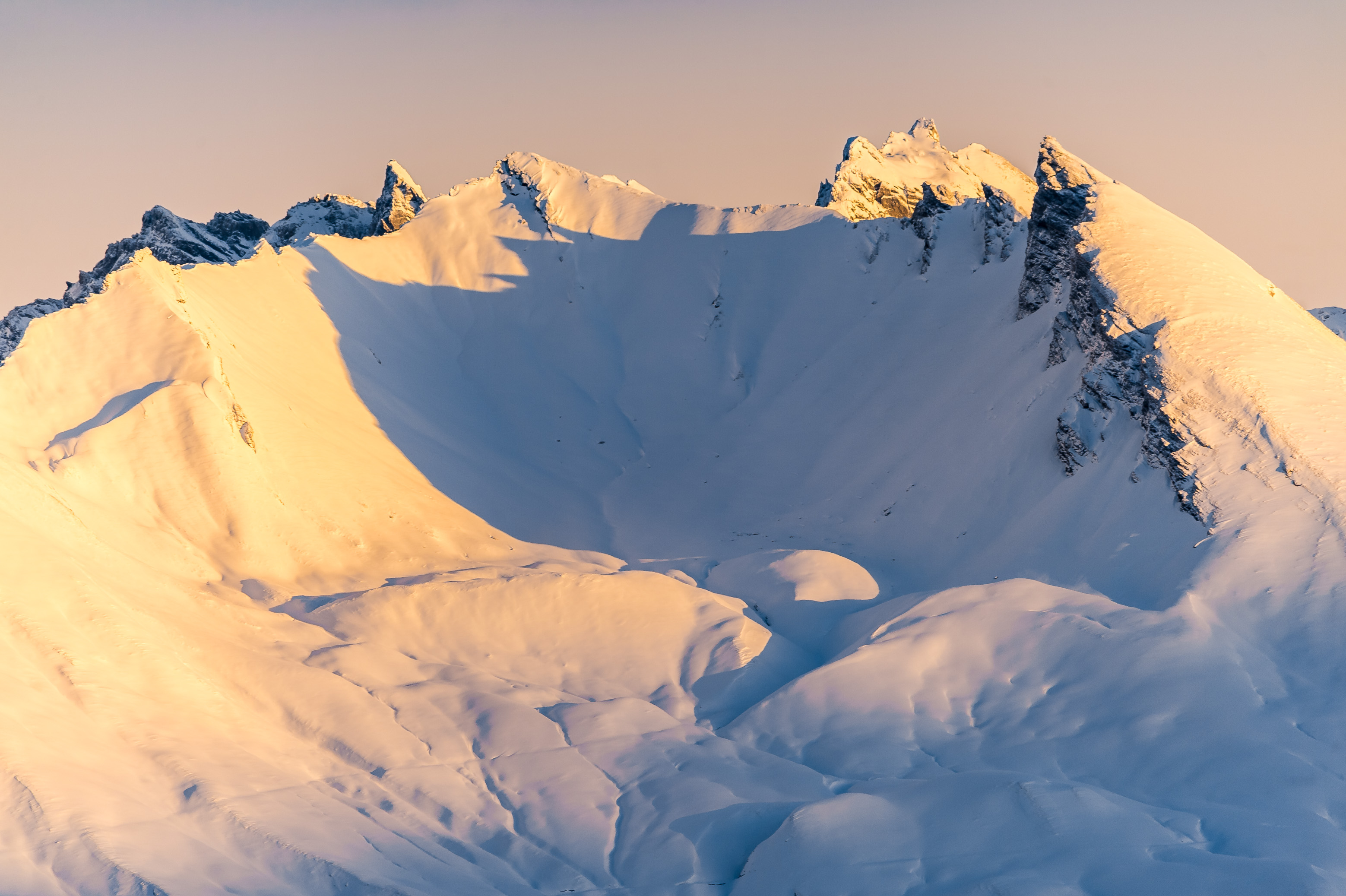 France, Auvergne-Rhône-Alpes, vallée de la Tarentaise, massif du Mont Blanc vu au lever du soleil depuis le massif de la Vanoise, à la station de sports d'hiver Arcs 2000 // France, Auvergne-Rhône-Alpes, Tarentaise valley, Mont Blanc massif seen at sunrise from the Vanoise massif, at the Arcs 2000 ski resort