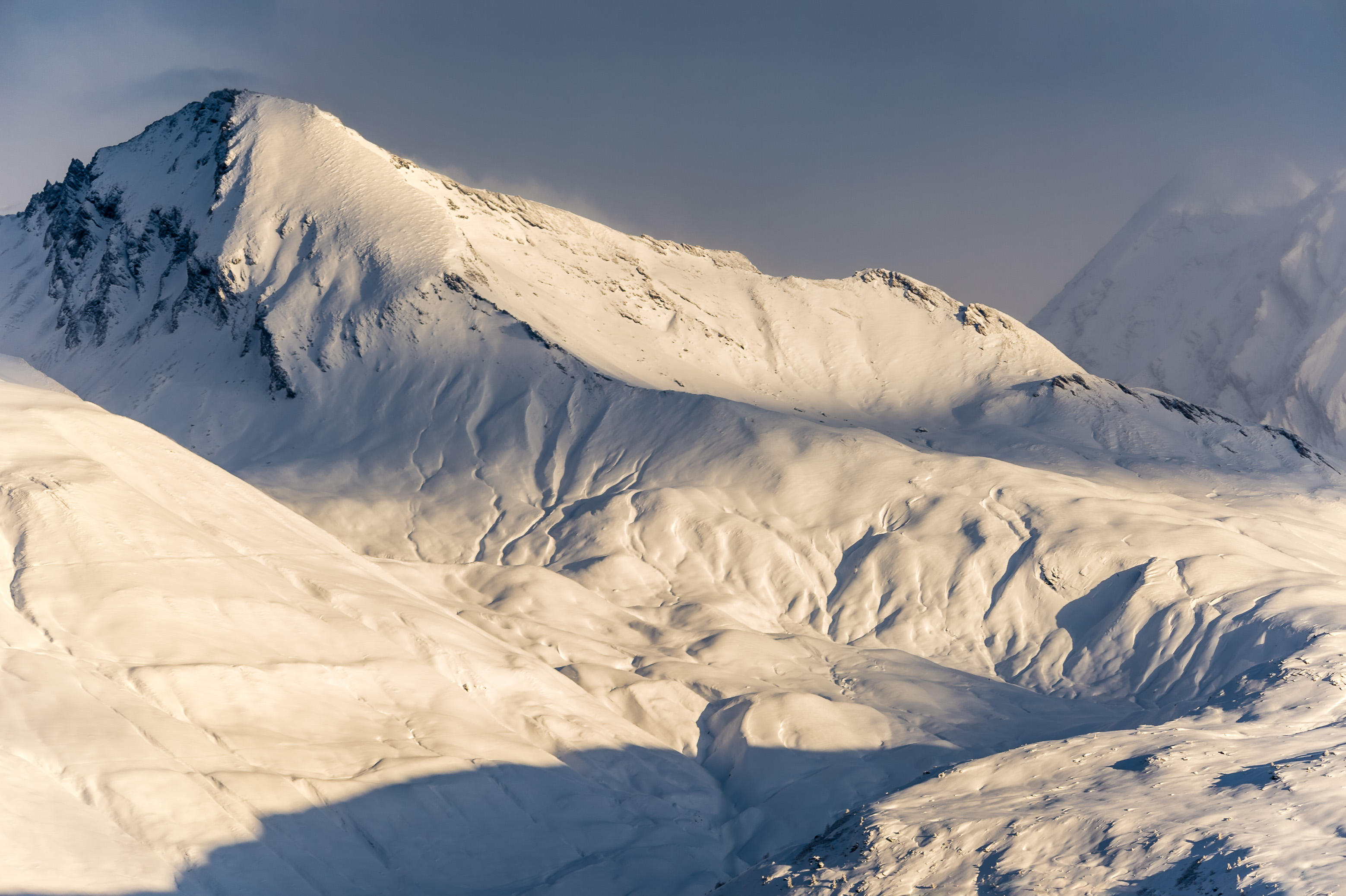 France, Auvergne-Rhône-Alpes, vallée de la Tarentaise, massif du Mont Blanc vu au lever du soleil depuis le massif de la Vanoise, à la station de sports d'hiver Arcs 2000 // France, Auvergne-Rhône-Alpes, Tarentaise valley, Mont Blanc massif seen at sunrise from the Vanoise massif, at the Arcs 2000 ski resort