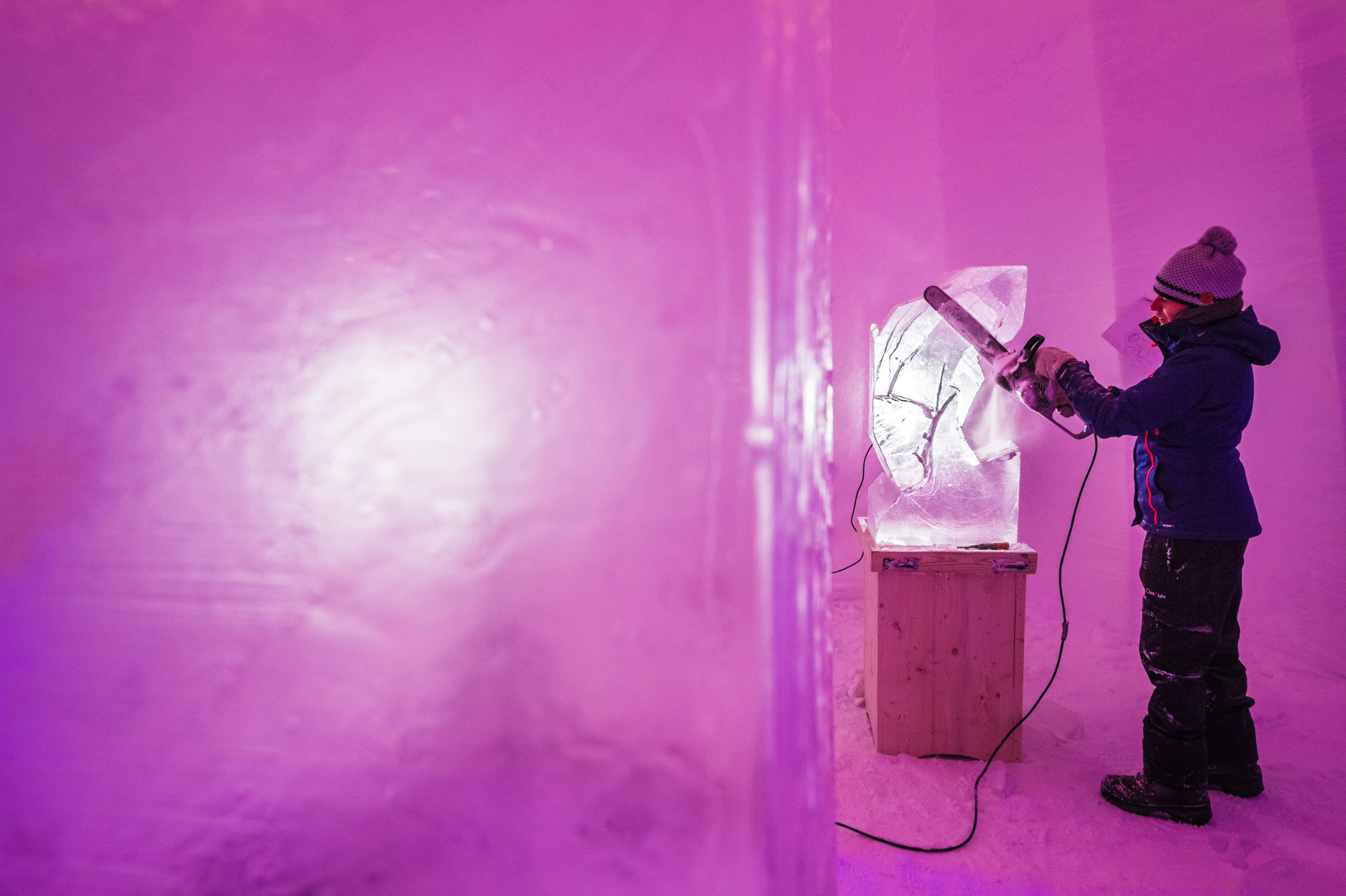 France, Auvergne-Rhône-Alpes, vallée de la Tarentaise, massif de la Vanoise, station de sports d'hiver Arcs 2000, Manon CHERPE sculpte un poisson de glace à la tronçonneuse pour la galerie de sculptures du village-igloo, lors de la saison hivernale 2017-2018 // France, Auvergne-Rhône-Alpes, Tarentaise valley, Vanoise massif, Arcs 2000 ski resort, Manon CHERPE sculpts an ice fish with the chainsaw, for the sculpture gallery of the village-igloo, during the winter season 2017-2018