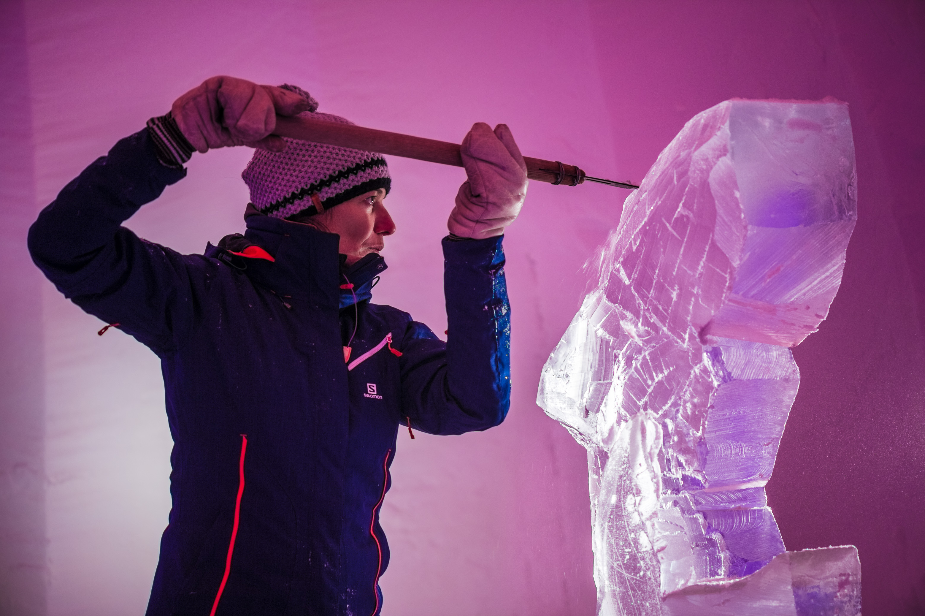 France, Auvergne-Rhône-Alpes, vallée de la Tarentaise, massif de la Vanoise, station de sports d'hiver Arcs 2000, Manon CHERPE sculpte un poisson de glace à la tronçonneuse pour la galerie de sculptures du village-igloo, lors de la saison hivernale 2017-2018 // France, Auvergne-Rhône-Alpes, Tarentaise valley, Vanoise massif, Arcs 2000 ski resort, Manon CHERPE sculpts an ice fish with the chainsaw, for the sculpture gallery of the village-igloo, during the winter season 2017-2018