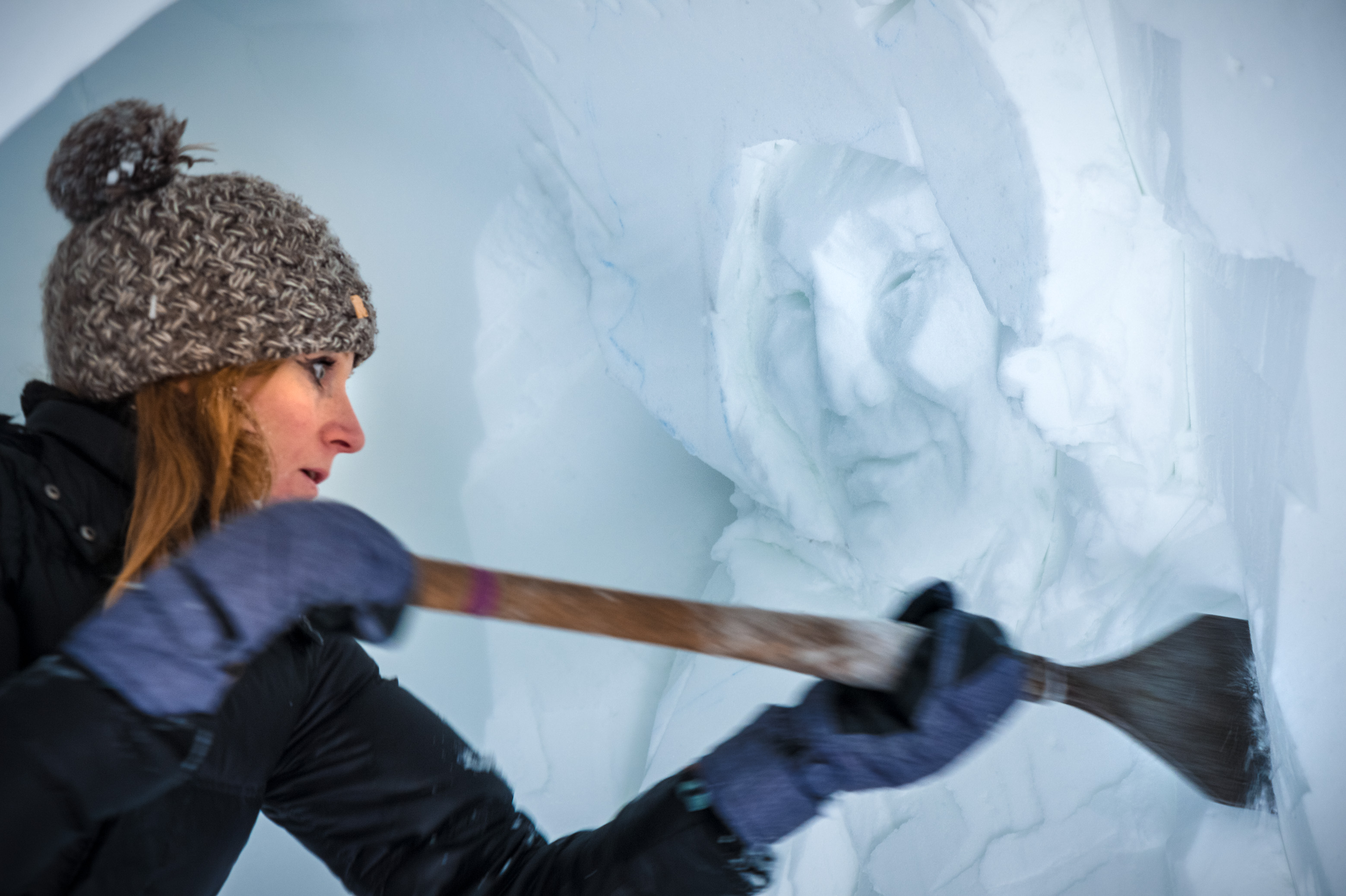 France, Auvergne-Rhône-Alpes, vallée de la Tarentaise, massif de la Vanoise, station de sports d'hiver Arcs 2000, Camille BERNARD-DUBOIS sculpte un éleveur de rennes mongol dans la neige de la paroi de la galerie de sculptures du village-igloo, lors de la saison hivernale 2017-2018 // France, Auvergne-Rhône-Alpes, Tarentaise valley, Vanoise massif, Arcs 2000 ski resort, Camille BERNARD-DUBOIS sculpts a Mongolian reindeer breeder in the snow of the wall of the gallery with sculptures of igloo-village, during the winter season 2017-2018