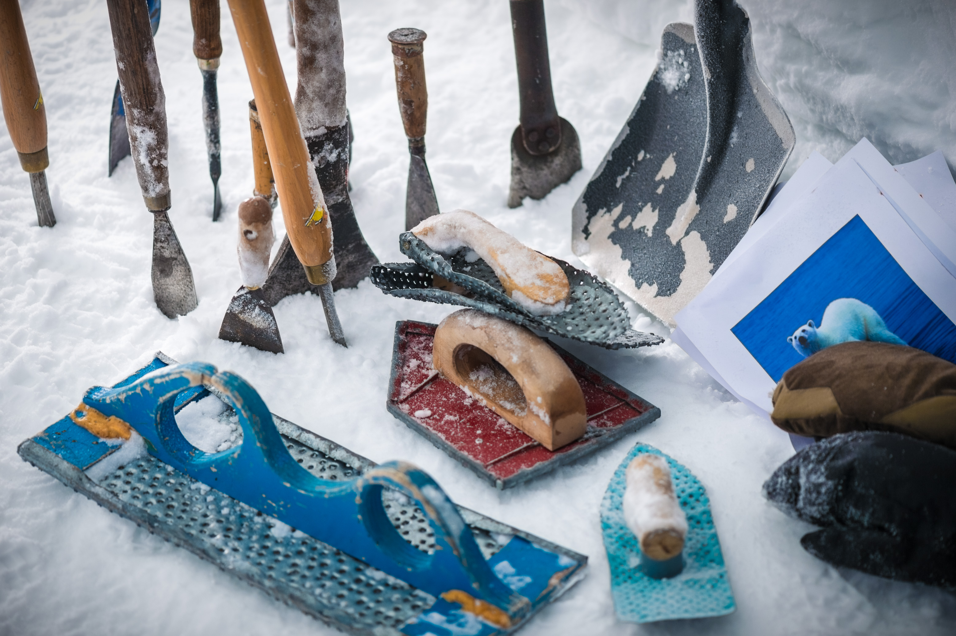 France, Auvergne-Rhône-Alpes, vallée de la Tarentaise, massif de la Vanoise, station de sports d'hiver Arcs 2000, outils des sculpteurs sur neige et sur glace du village-igloo, lors de la saison hivernale 2017-2018 // France, Auvergne-Rhône-Alpes, Tarentaise valley, Vanoise massif, Arcs 2000 ski resort, tools of sculptors on snow and ice of the village-igloo, during the winter season 2017-2018