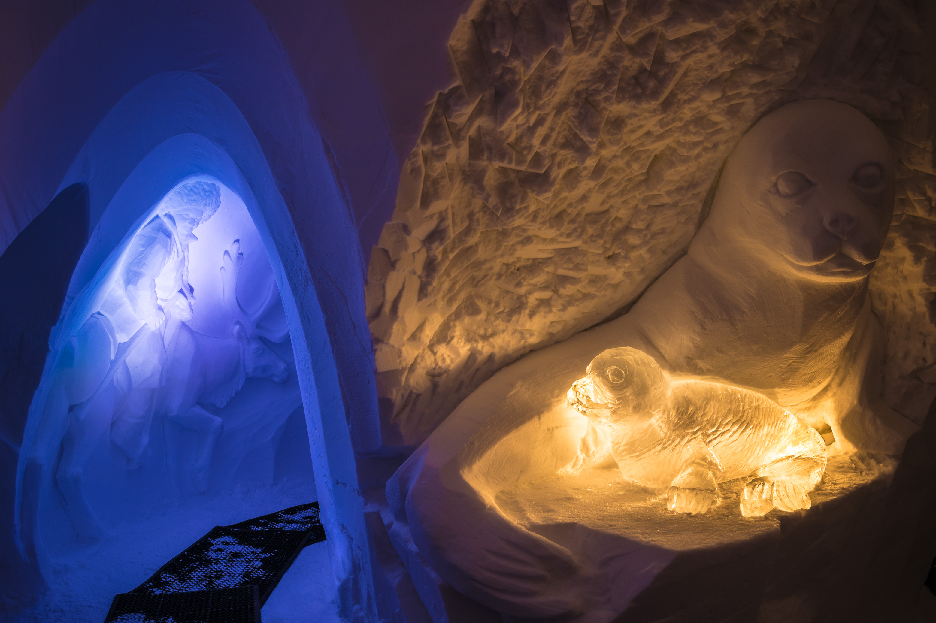 France, Auvergne-Rhône-Alpes, vallée de la Tarentaise, massif de la Vanoise, station de sports d'hiver Arcs 2000, phoque en neige et son bébé taillé dans un bloc de glace, un éleveur de rennes mongol en arrière-plan, galerie de sculptures du village-igloo, lors de la saison hivernale 2017-2018 // France, Auvergne-Rhône-Alpes, Tarentaise valley, Vanoise massif, Arcs 2000 ski resort, seal in snow and its baby carved in a block of ice, a Mongolian reindeer breeder in the background, sculpture gallery of the village-igloo, during the winter season 2017-2018