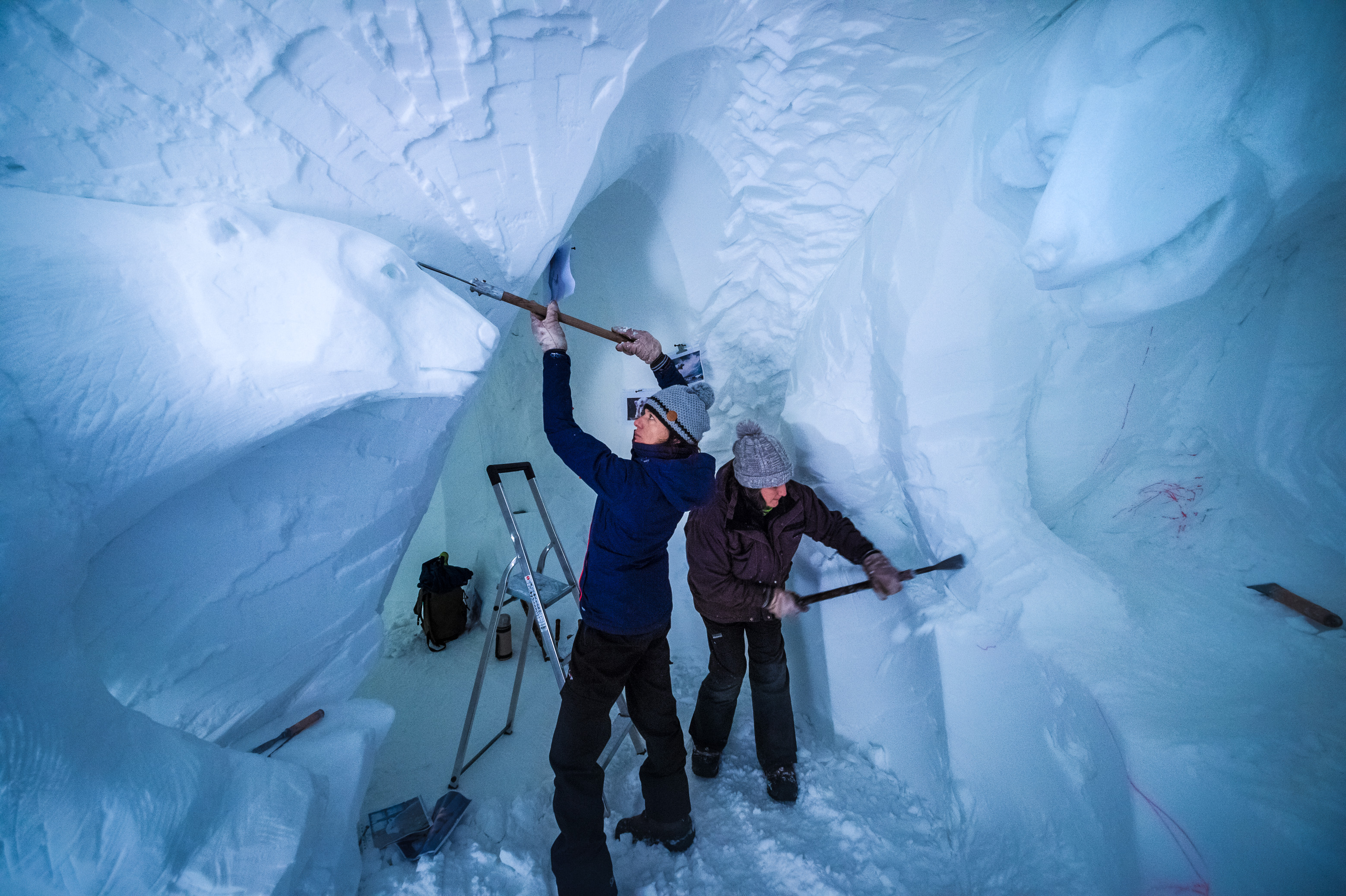 France, Auvergne-Rhône-Alpes, vallée de la Tarentaise, massif de la Vanoise, station de sports d'hiver Arcs 2000, Manon CHERPE et Carina TORNATORIS sculptent deux ours polaires dans la paroi de neige de la galerie de sculptures du village-igloo, lors de la saison hivernale 2017-2018 // France, Auvergne-Rhône-Alpes, Tarentaise valley, Vanoise massif, Arcs 2000 ski resort, Manon CHERPE and Carina TORNATORIS sculpt two polar bears in the snow wall of the igloo village sculpture gallery, during the winter season 2017-2018