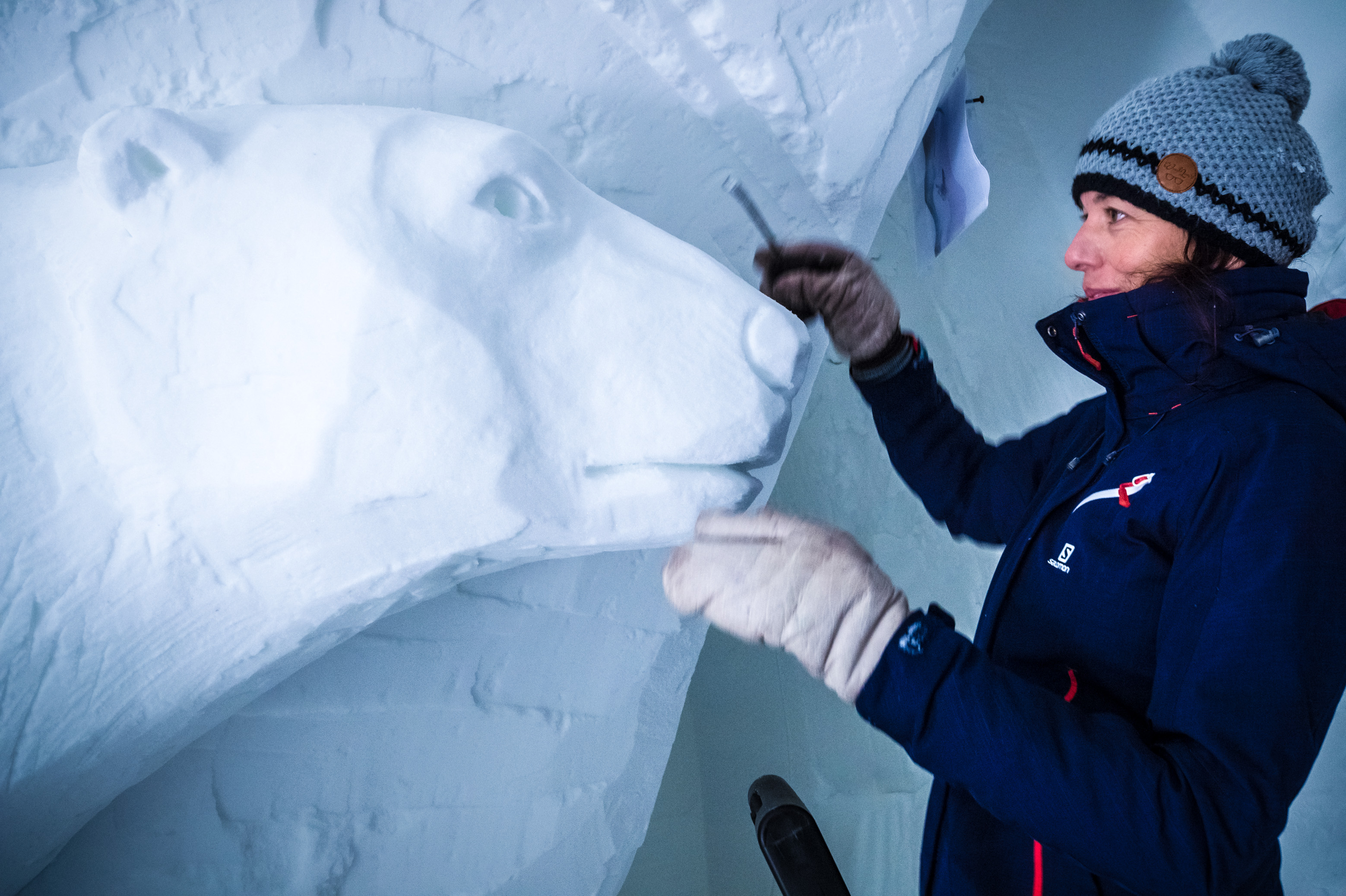 France, Auvergne-Rhône-Alpes, vallée de la Tarentaise, massif de la Vanoise, station de sports d'hiver Arcs 2000, Manon CHERPE sculpte un ours polaire dans la paroi de neige de la galerie de sculptures du village-igloo, lors de la saison hivernale 2017-2018 // France, Auvergne-Rhône-Alpes, Tarentaise valley, Vanoise massif, Arcs 2000 ski resort, Manon CHERPE sculpts a polar bear in the snow wall of the igloo village sculpture gallery, during the winter season 2017-2018