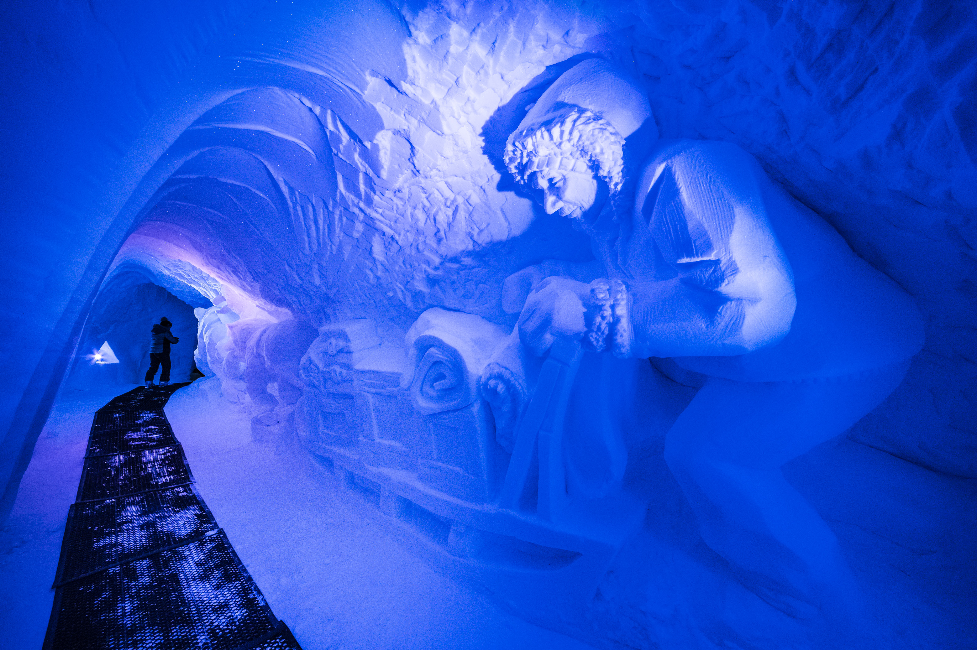 France, Auvergne-Rhône-Alpes, vallée de la Tarentaise, massif de la Vanoise, station de sports d'hiver Arcs 2000, l'explorateur polaire Nicolas VANIER et son traîneau à chiens dans la neige de la paroi du tunnel de la galerie de sculptures du village-igloo, lors de la saison hivernale 2017-2018 // France, Auvergne-Rhône-Alpes, Tarentaise valley, Vanoise massif, Arcs 2000 ski resort, polar explorer Nicolas VANIER and his dog sled in the snow of the tunnel wall of the gallery with sculptures of igloo-village, during the winter season 2017-2018