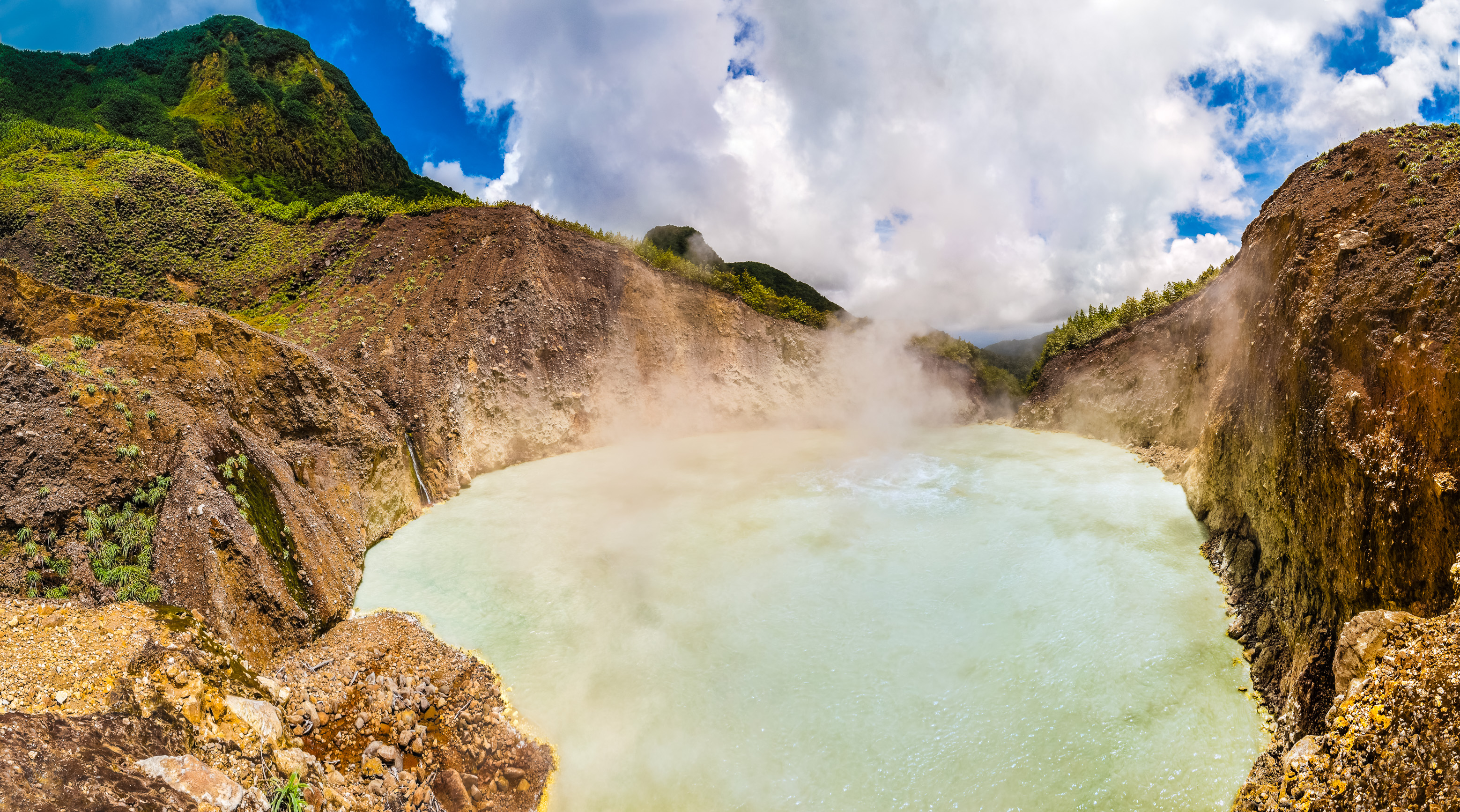 Amérique centrale, Caraïbes, Petites Antilles, île de La Dominique, Parc national du Morne Trois Pitons inscrit sur la Liste du patrimoine mondial par l'Unesco, vue plongeante sur le Boiling Lake, deuxième plus grand lac en ébullition du monde dont la température de l'eau dépasse 82°C et dont on voit ici les émanations // Central America, Caribbean, Lesser Antilles, Dominica Island, Morne Trois Pitons National Park inscribed on the World Heritage List by Unesco, overlooking the Boiling Lake, the world's second largest boiling lake with a temperature of the water exceeds 82°C and of which we see the emanations here