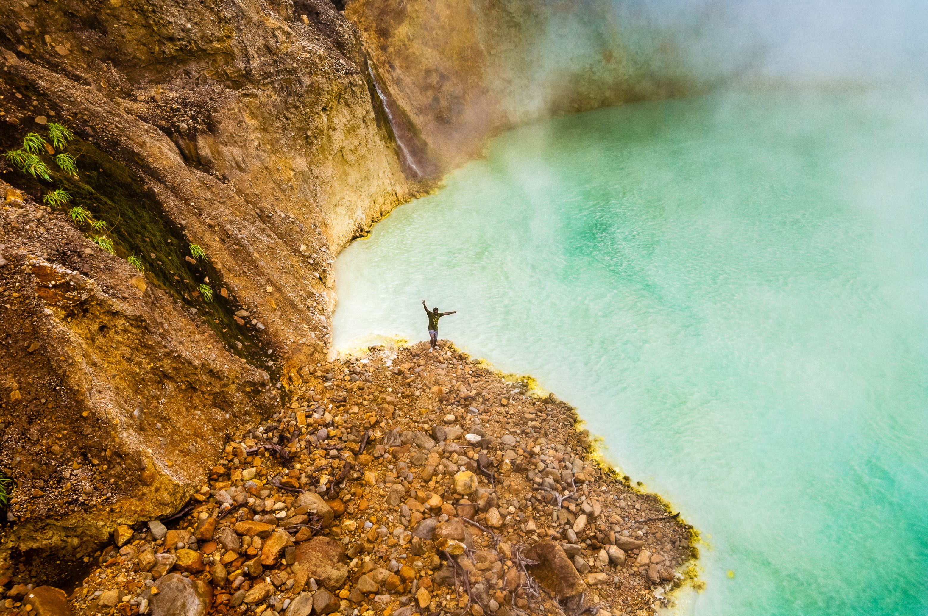 Amérique centrale, Caraïbes, Petites Antilles, île de La Dominique, Parc national du Morne Trois Pitons inscrit sur la Liste du patrimoine mondial par l'Unesco, vue plongeante sur le Boiling Lake, deuxième plus grand lac en ébullition du monde dont la température de l'eau dépasse 82°C et dont on voit ici les émanations // Central America, Caribbean, Lesser Antilles, Dominica Island, Morne Trois Pitons National Park inscribed on the World Heritage List by Unesco, overlooking the Boiling Lake, the world's second largest boiling lake with a temperature of the water exceeds 82°C and we see here the fumes