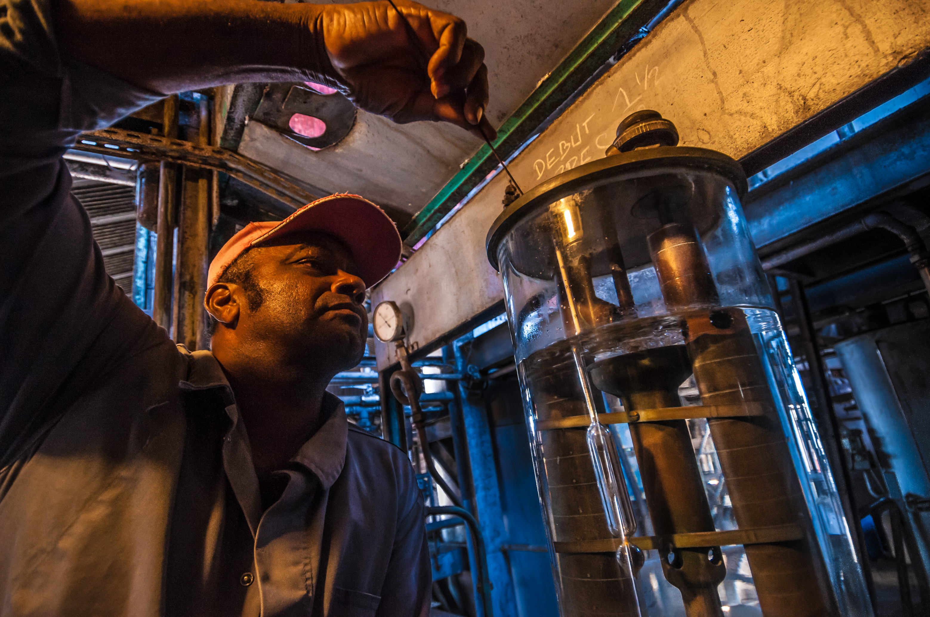 France, Caraïbes, Petites Antilles, Guadeloupe, Basse-Terre, Petit-Bourg, Distillerie de rhums agricoles Montebello, mesure du taux d'alcool // France, Caribbean, Lesser Antilles, Guadeloupe, Basse-Terre, Petit-Bourg, Distillery of agricultural rums Montebello, measurement of alcohol content