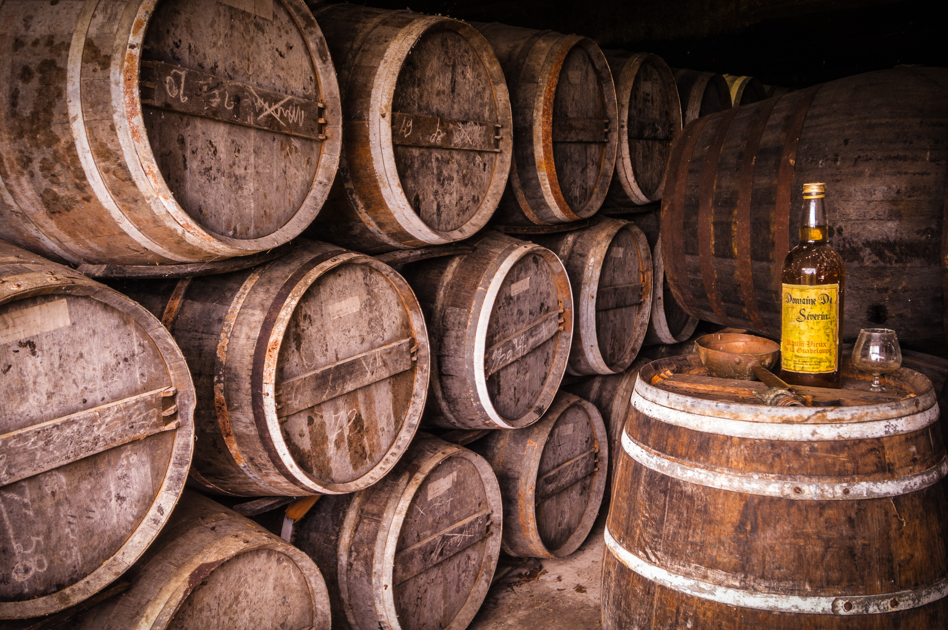 France, Caraïbes, Petites Antilles, Guadeloupe, Basse-Terre, Sainte-Rose, La distillerie de rhums agricoles Séverin est la seule de l'archipel à fonctionner toujours au moyen d'un roue à aubes, ici un des chais de vieillissement // France, Caribbean, Lesser Antilles, Guadeloupe, Basse-Terre, Sainte-Rose, The distillery of agricultural rum Séverin is the only one of the archipelago to always operate by means of a paddle wheel, here one of the aging cellars