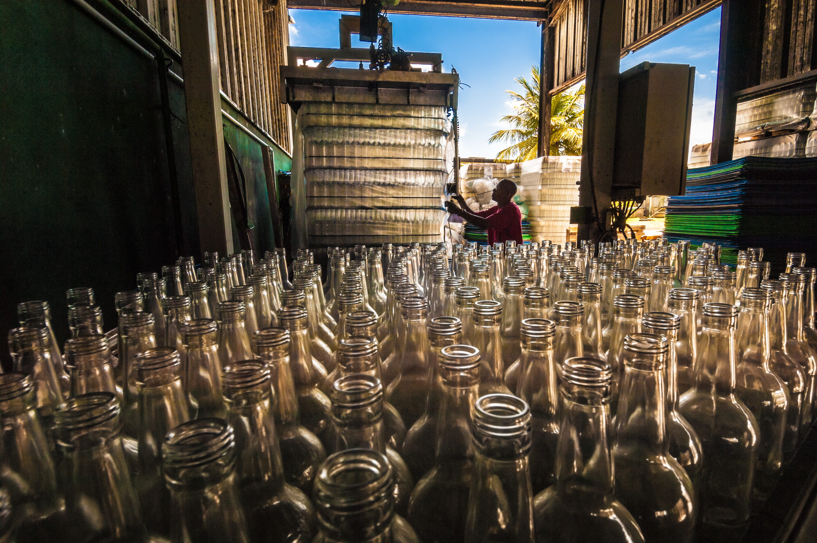 France, Caraïbes, Petites Antilles, Guadeloupe, Grande-Terre, Le Moule, Distillerie de rhums agricoles Damoiseau, Au début de la chaîne d'embouteillage, la livraison des bouteilles // France, Caribbean, Lesser Antilles, Guadeloupe, Grande-Terre, Le Moule, Distillery of agricultural rums Damoiseau, At the beginning of the bottling line, delivery of bottles