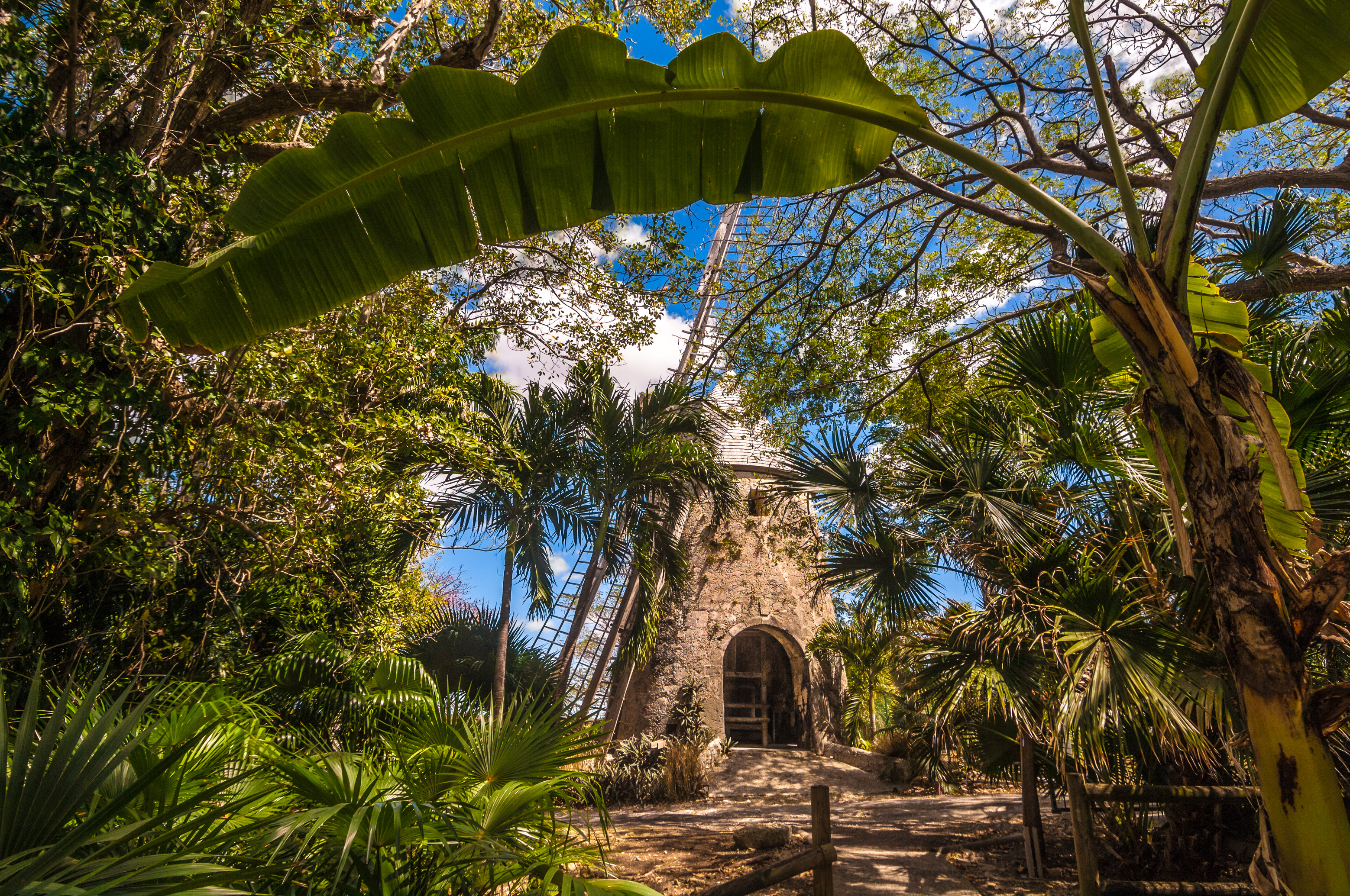 France, Caraïbes, Petites Antilles, Guadeloupe, Grande-Terre, Le Moule, Distillerie de rhums agricoles Damoiseau, L'ancien moulin à canne à sucre a été rénové et constitue une des pièces maîtresses de la visite touristique de l'usine // France, Caribbean, Lesser Antilles, Guadeloupe, Grande-Terre, Le Moule, Distillery of agricultural rums Damoiseau, The former sugar cane mill has been renovated and is one of the centerpieces of the factory tour