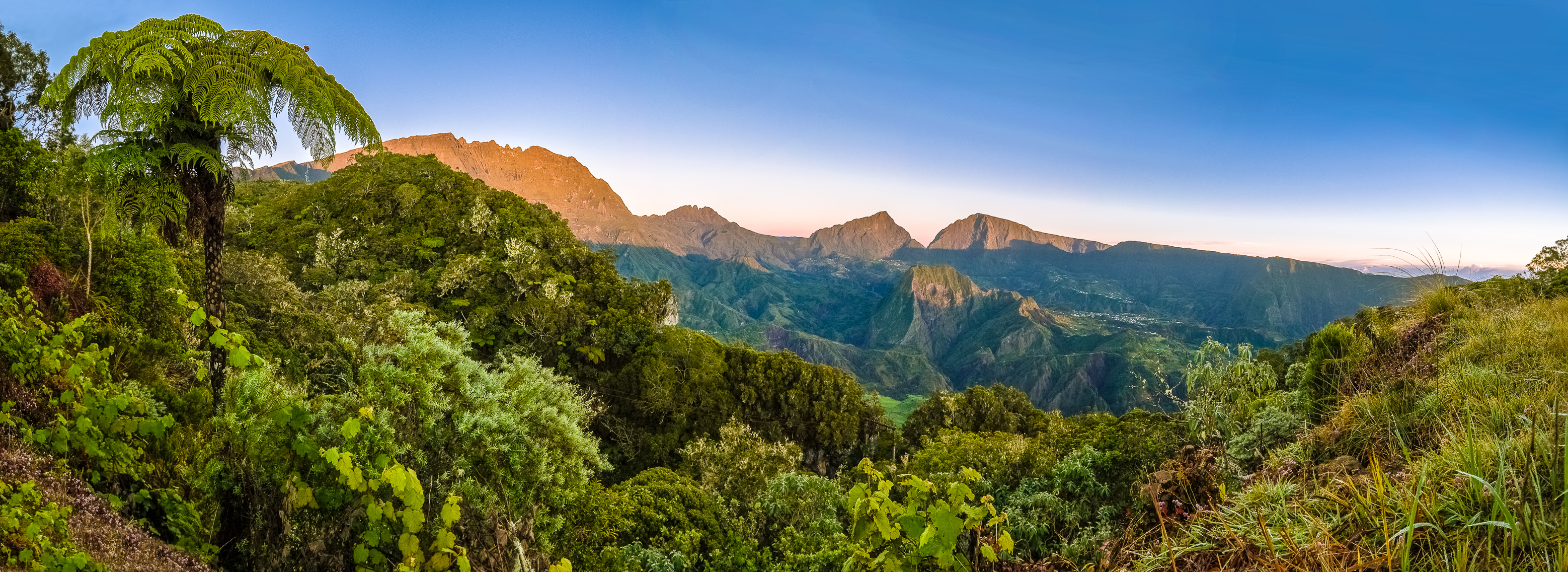 France, île de La Réunion, océan Indien, parc national, cirque de Mafate, panorama sur le cirque et le Piton des Neiges (3071 m) au petit matin depuis le gîte de Bélouve (1505 m) // France, Reunion Island, Indian Ocean, National Park, Mafate, panorama of the natural circus and Piton des Neiges (3071 m) in the morning from the Bélouve lodge (1505 m)